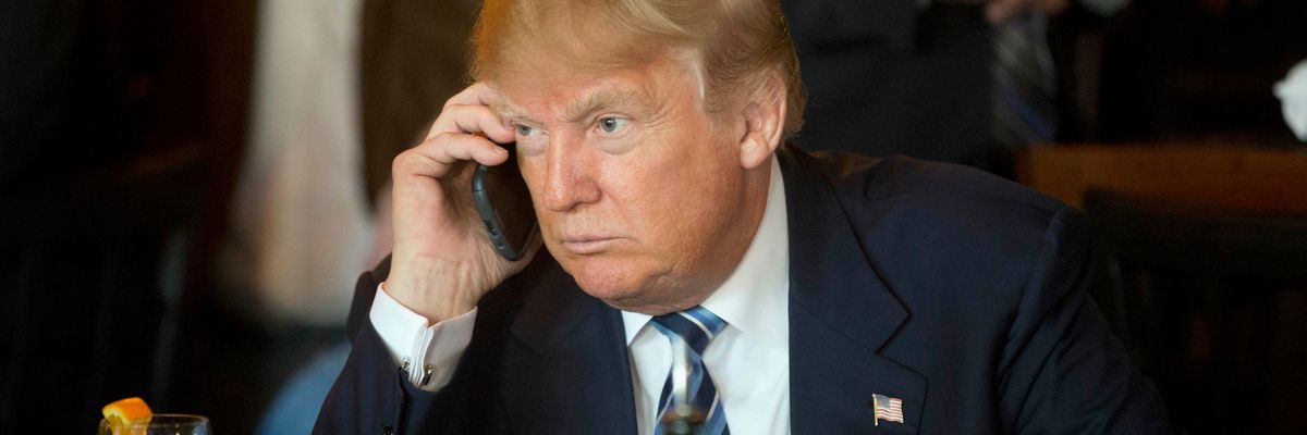 Tổng thống Mỹ Donald Trump mặc kệ chính phủ, vẫn dùng chiếc Galaxy S3 "cổ lỗ sĩ"