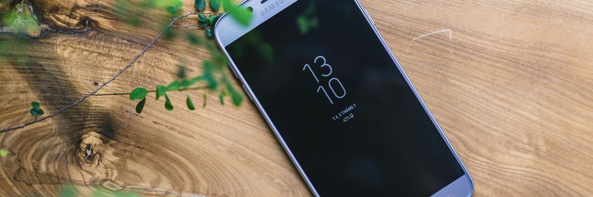 Ngắm nhìn sắc xanh ánh bạc hoàn hảo của Galaxy J7 Pro trong bộ ảnh Flatlay