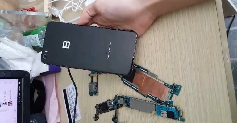 Mổ bụng Bphone 2017: Bảng mạch mạ vàng, thiết kế gọn, pin có thể làm lớn hơn
