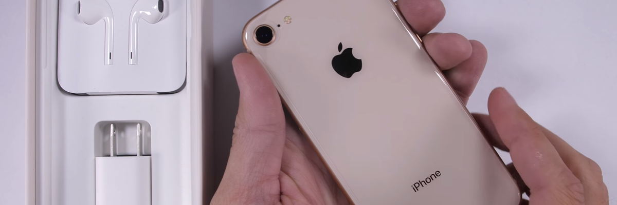Thử độ bền iPhone 8: Vỏ kính nhưng vẫn rất bền, không thể bị bẻ cong