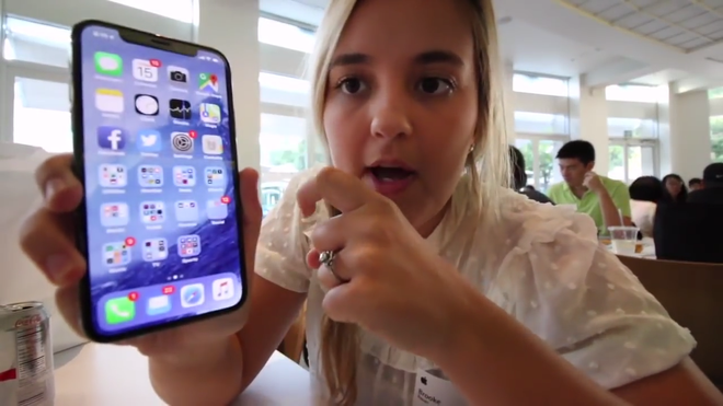 Apple sa thải kỹ sư có con gái đăng tải video về iPhone X