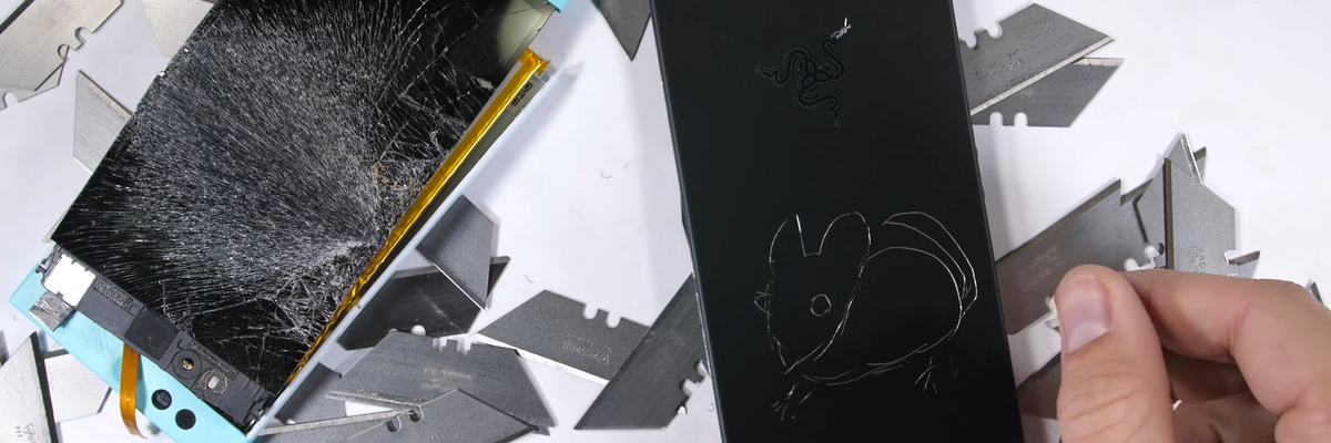 Thử độ bền Razer Phone: Rất mong manh, dễ trầy xước, bẻ là cong!