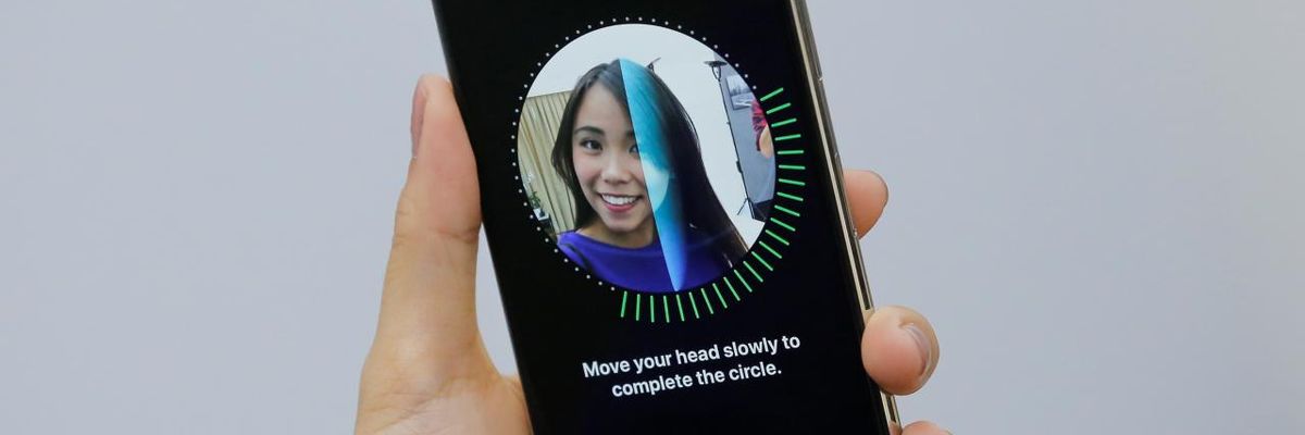 Apple chưa từng có ý định "níu kéo" Touch ID trên iPhone X, tập trung hoàn toàn vào Face ID