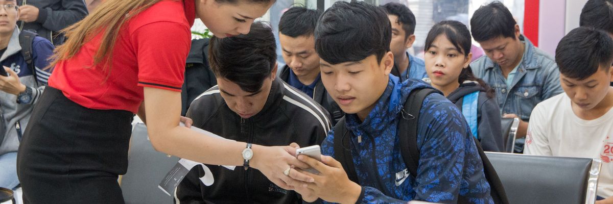 Thay pin iPhone với từ 200.000đ tại Điện Thoại Vui