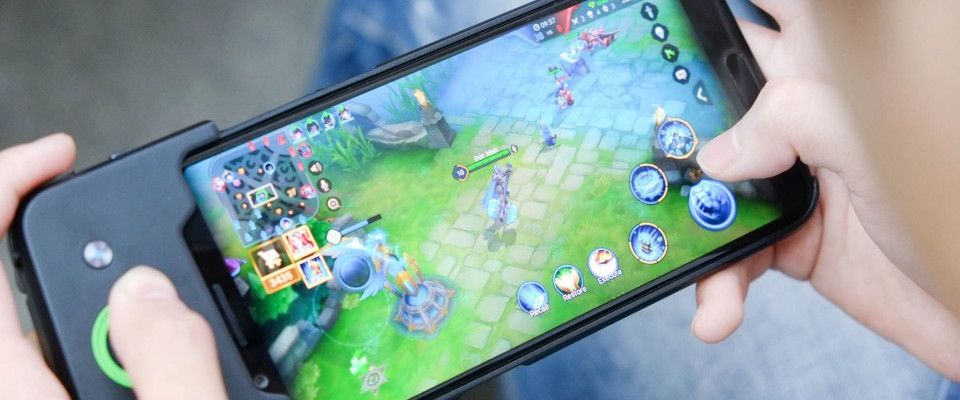 Mở hộp và trên tay nhanh Xiaomi Black Shark đầu tiên tại VN: Thiết kế hầm hố, gamepad ấn tượng, nhiều tính năng dành riêng cho game thủ