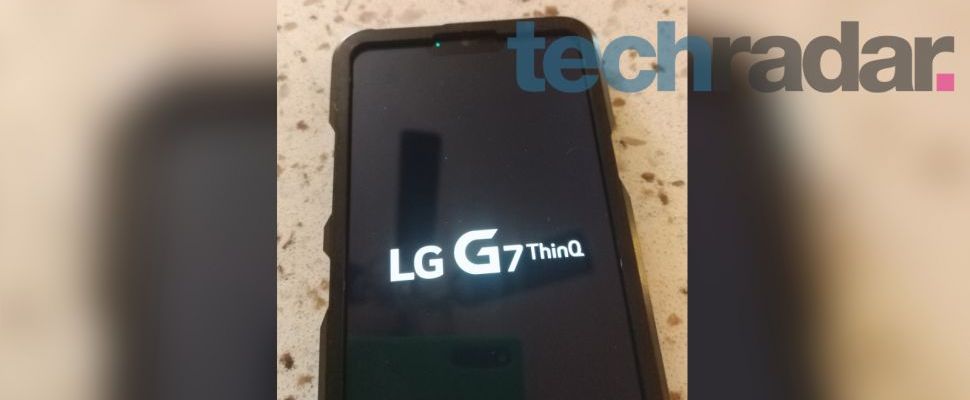 Rò rỉ hình ảnh LG G7 với màn hình tai thỏ cùng với đó là tên chính thức của sản phẩm