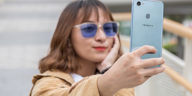Trên tay Oppo F7: Màn hình tai thỏ, mặt lưng bằng nhựa giả kính, viền màn hình mỏng, camera selfie AI 25MP