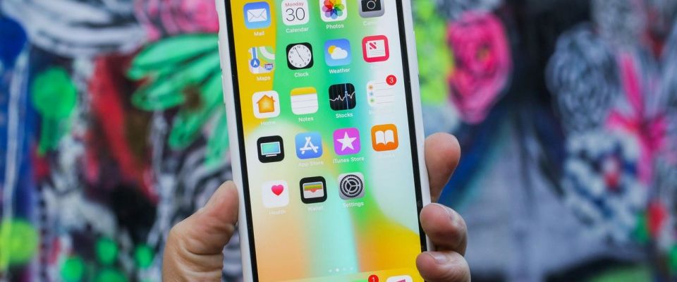 Cùng ngắm nhìn iPhone X chạy... Windows 7