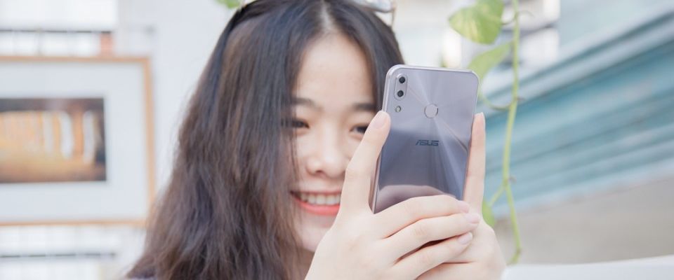 Trên tay ASUS ZenFone 5: Màn hình tràn đỉnh, mặt lưng kính óng ánh, camera kép góc rộng, sắp ra mắt tại VN