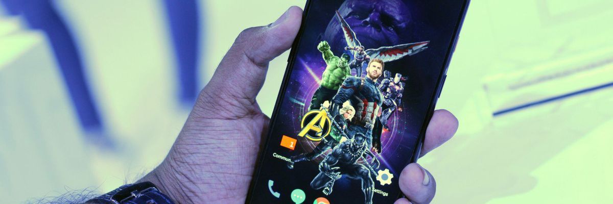 Trên tay OnePlus 6 phiên bản Avengers Infinity War đặc biệt: Thiết kế mặt kính kết hợp sợi carbon