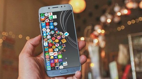Cách tùy biến màn hình chính điện thoại với các biểu tượng ứng dụng rơi loạn xạ cực hay