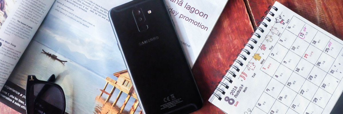 Bộ ảnh flatlay: Cận cảnh Galaxy A6+ (Plus), item hot nhất mùa hè của những bạn trẻ năng động