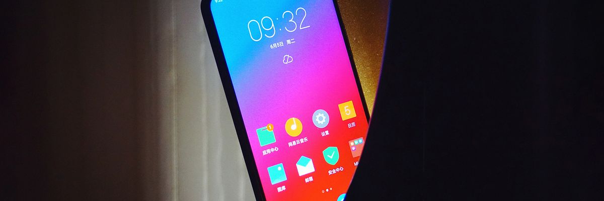 Cận cảnh Lenovo Z5: Smartphone "không viền" đích thực của Lenovo là như thế này sao?