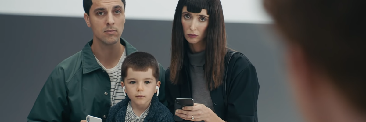 Samsung tiếp tục tung quảng cáo chê iPhone X có tai thỏ, không có khe thẻ nhớ, không thể đa nhiệm chia đôi màn hình
