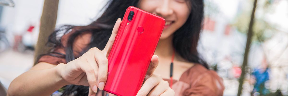 Cận cảnh Huawei Nova 3 đỏ "nồng cháy" tuyệt đẹp
