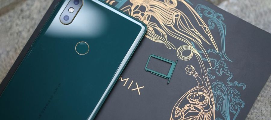 Cận cảnh Mi MIX 2S xanh ngọc lục bảo Emerald Green cực kì đẹp mắt