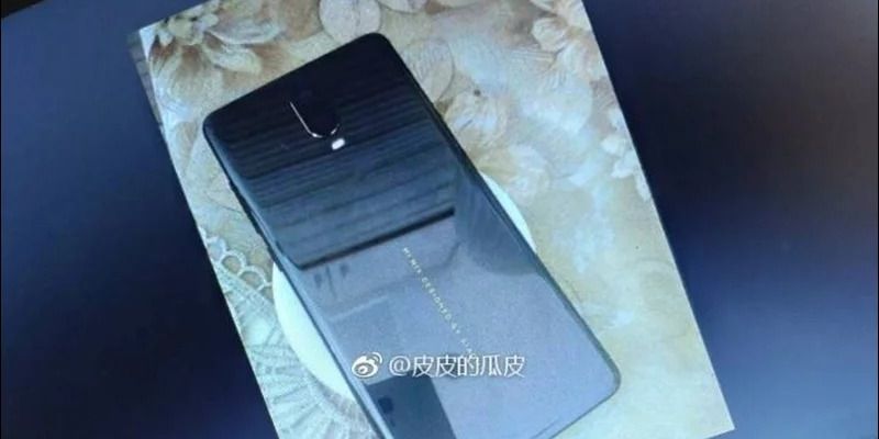 Xiaomi Mi MIX 3 lộ ảnh thực tế: Thay đổi hoàn toàn về thiết kế, có camera kép, cảm biến vân tay dưới màn hình