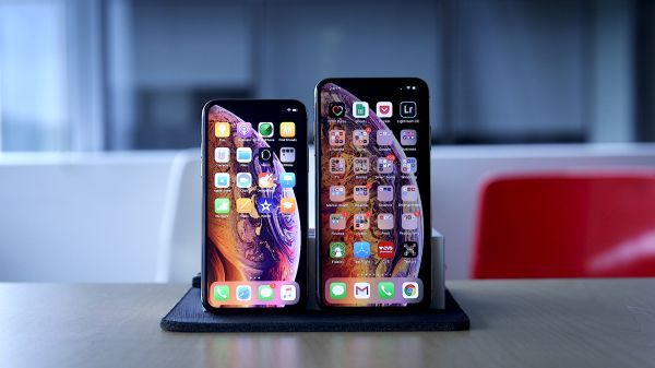 Vừa bán ra, anh chàng này đã thử thả rơi iPhone Xs và iPhone Xs Max