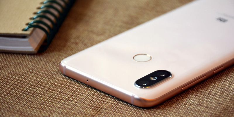 Xiaomi tiếp tục nhá hàng Mi 8 Fingerprint Edition với viền vàng như iPhone XS