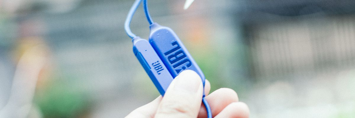 Đánh giá tai nghe không dây JBL E25BT: chàng béo dễ thương