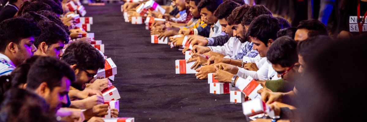 OnePlus 6T đạt kỷ lục Guinness với 559 chiếc máy được đập hộp cùng một lúc