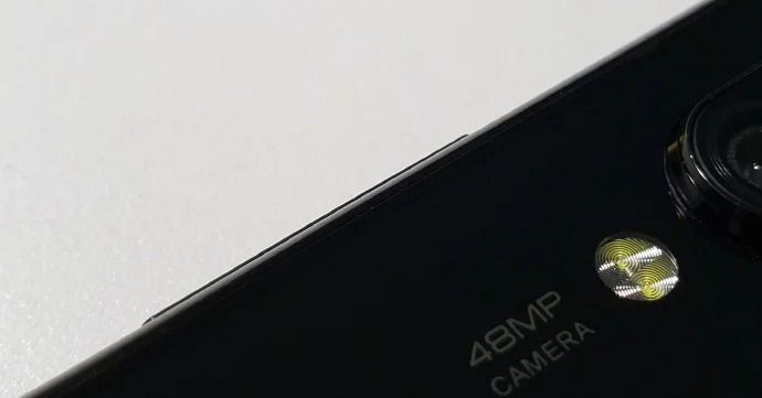 Sếp Xiaomi đăng tải ảnh của smartphone lạ với camera 48MP, có phải là Mi 9?