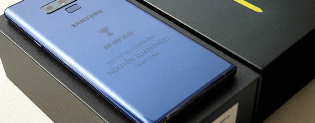 Tuyển thủ Việt Nam được tặng Galaxy Note9 bản Limited in tên Thủ tướng Nguyễn Xuân Phúc