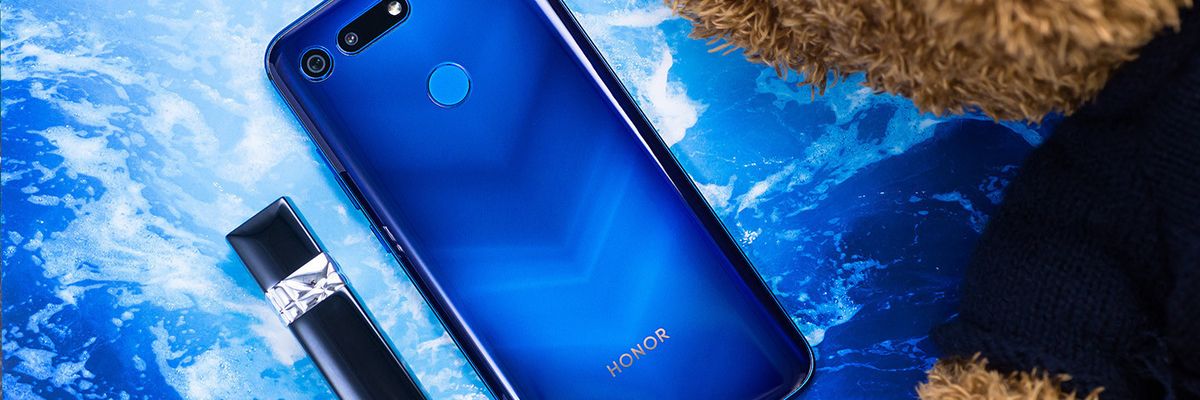 Chiêm ngưỡng Honor V20 phiên bản MOSCHINO Phantom Blue cực đẹp