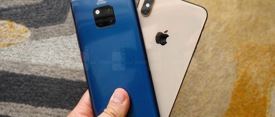 Huawei gửi lời chúc năm mới trên Twitter bằng... iPhone