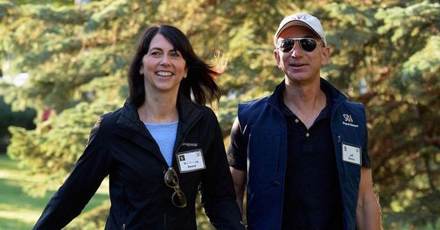 Tỷ phú giàu nhất thế giới Jeff Bezos vừa ly dị vợ sau 25 năm chung sống