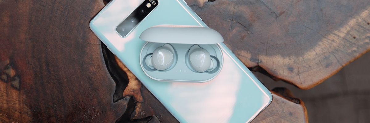 Trên tay Galaxy Buds chính hãng: Thiết kế nhỏ gọn, đẹp hơn thế hệ trước, hỗ trợ sạc không dây