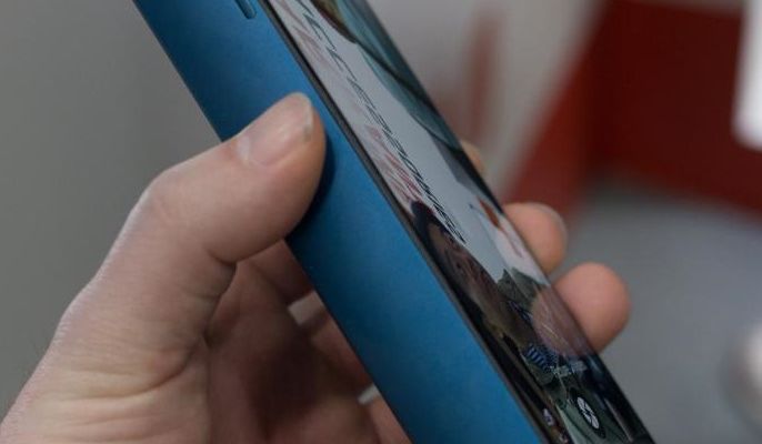 [MWC 2019]Trên tay Energizer Power Max P18K Pop: 5 camera, pin 18.000 mAh, dày 1.8cm, giá trên 16 triệu