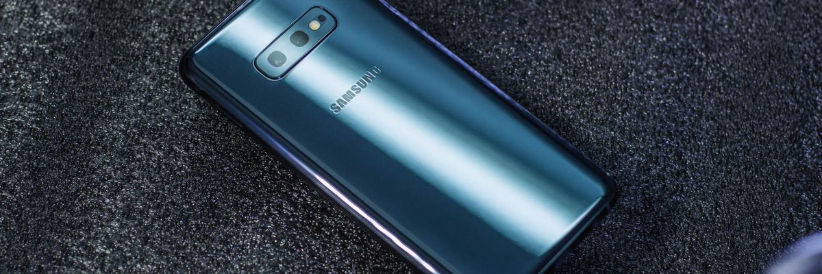 Mở hộp Galaxy S10e chính hãng: Nhỏ gọn, trải nghiệm mới mẻ trong phân khúc