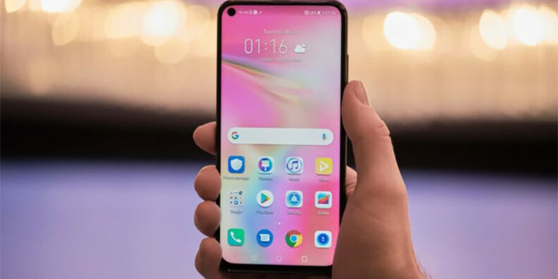 Poster quảng cáo xác nhận Honor 20 sẽ có màn hình đục lỗ, cảm biến vân tay ở cạnh bên, 4 camera sau