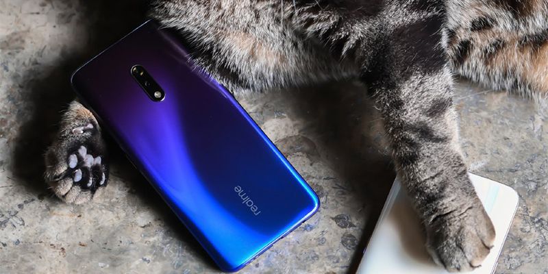 Realme X tiếp tục lộ ảnh thực tế với thiết kế gradient bắt mắt, camera sau kép
