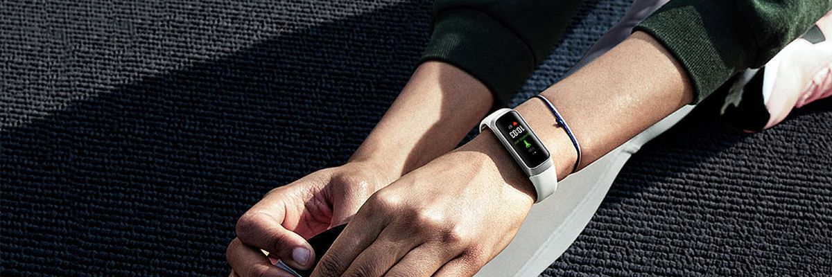 Đồng hồ thông minh giá rẻ Samsung Galaxy Fit E, Fit lên kệ CellphoneS, giá chỉ từ 990,000đ