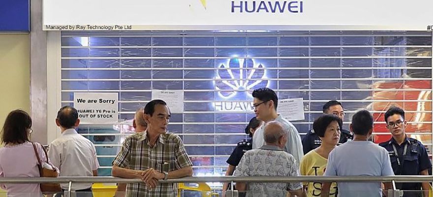 Chạy khuyến mại tại Singapore, Huawei dán thông báo hết hàng ngay từ lúc chưa mở cửa
