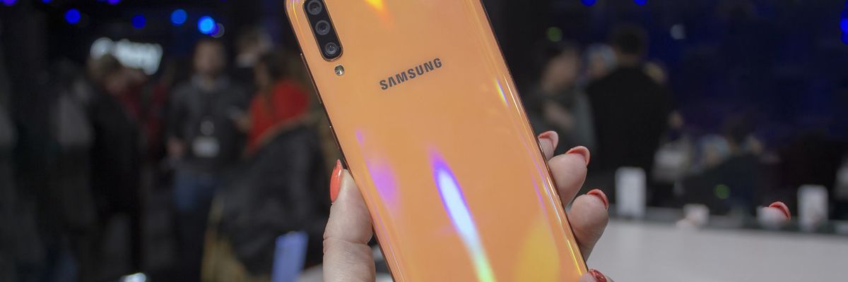 Ảnh render chính thức của Galaxy A90 xác nhận màn hình giọt nước, 3 camera sau
