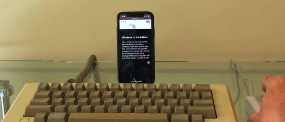 Sẽ thế nào sử dụng iPhone X với một chiếc bàn phím Macintosh 1984