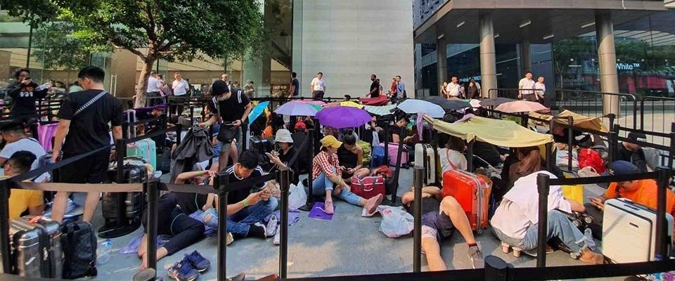 Apple Store Singapore trước ngày mở bán iPhone 11: Chủ yếu là người Việt xếp hàng...!!!