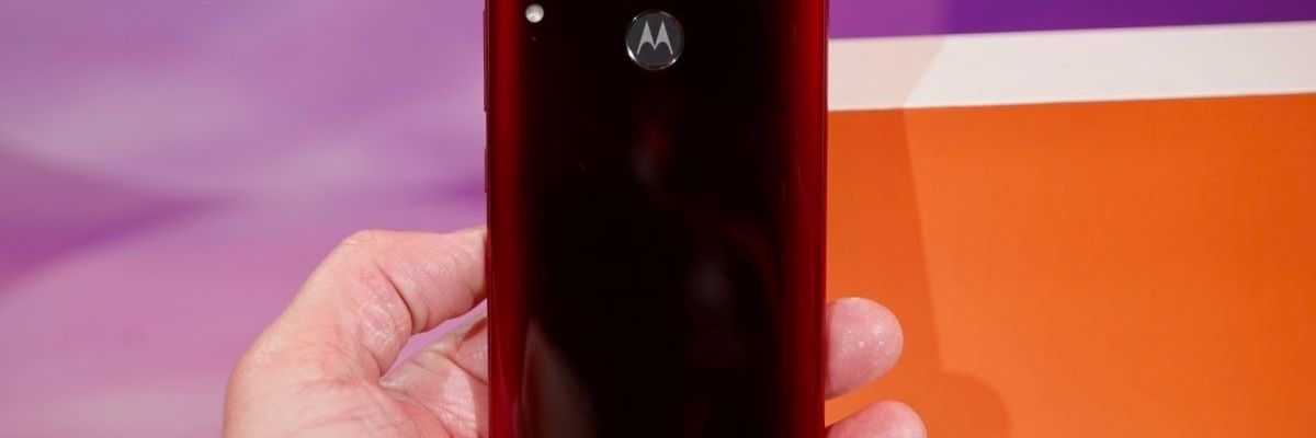 Smartphone giá rẻ Moto E6 Plus ra mắt: Màn hình 6.1 inch, Helio P22, camera kép