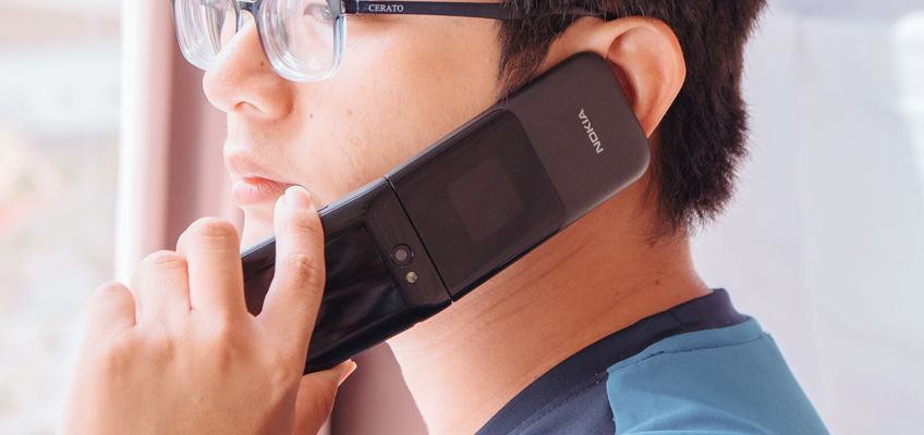 Trên tay Nokia 2720 Flip chính hãng: Huyền thoại nắp gập hồi sinh với nhiều tính năng hiện đại