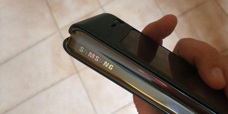 Galaxy Fold lại lỗi thiết kế, bong tróc logo Samsung chỉ sau vài tuần sử dụng