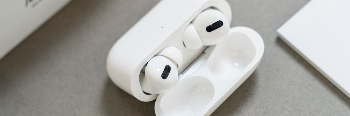 Mở hộp và trên tay AirPods Pro: Thiết kế "kỳ dị", chất liệu giống AirPods 2, kiểu đeo in-ear kén người dùng