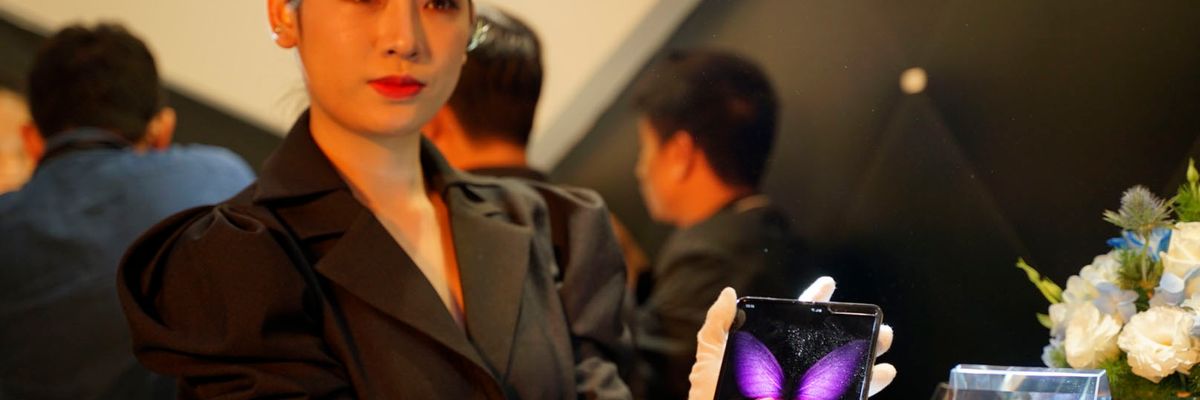 Samsung Galaxy Fold chính thức ra mắt tại Việt Nam: Tặng kèm Galaxy Buds cùng nhiều phụ kiện và chế độ hậu mãi cực kỳ thú vị