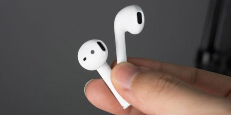 Trên tay Realme Buds Air: Cảm hứng thiết kế từ Apple AirPods, case hỗ trợ sạc không dây, giá rẻ bất ngờ