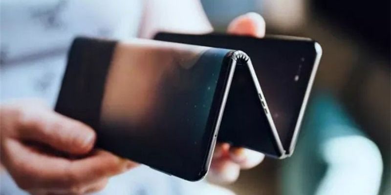 Đây là Galaxy Z, nguyên mẫu smartphone màn hình gập ba ấn tượng của Samsung