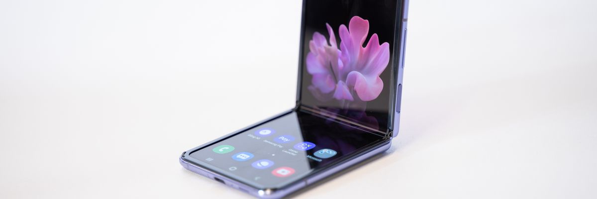 Trên tay Galaxy Z Flip tại VN: Smartphone kính gập đầu tiên, nhỏ gọn như hộp trang điểm của phụ nữ