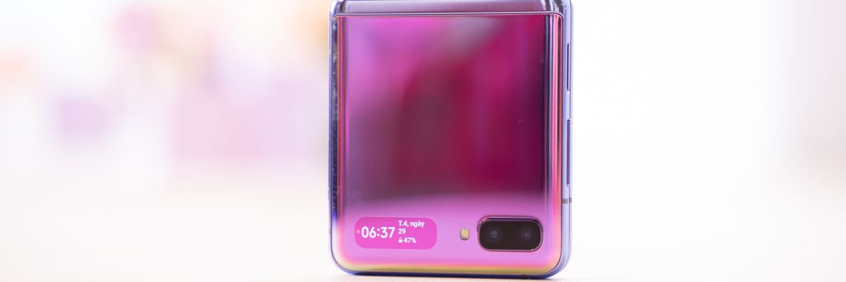 Cấu hình không quá nổi bật, nhưng thiết kế độc lạ, Galaxy Z Flip thực sự dành cho ai?