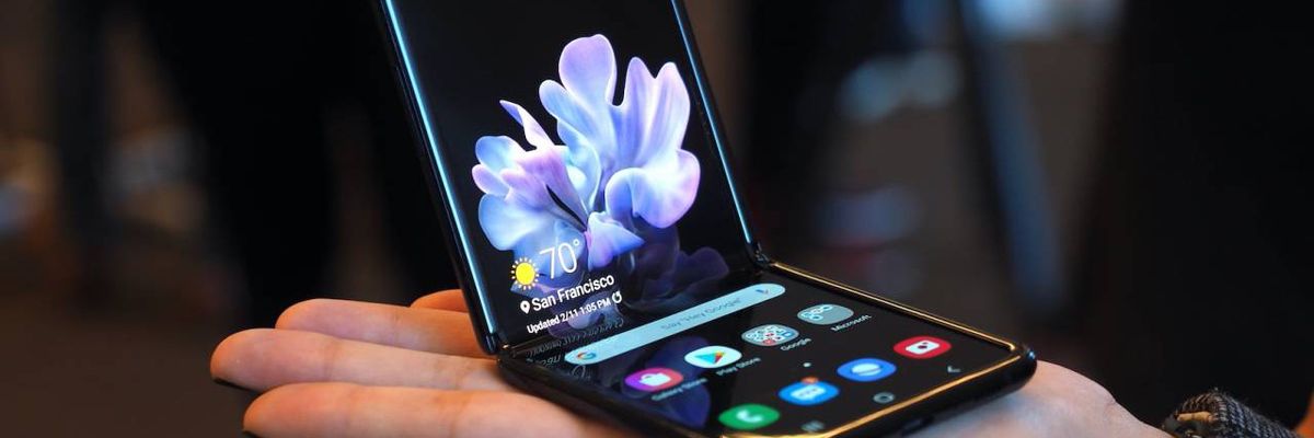Giá thay thế màn hình Galaxy Z Flip đủ mua một chiếc iPhone XR mới